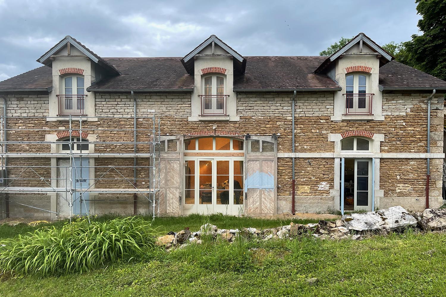 Anciennes Ecuries Burgundy