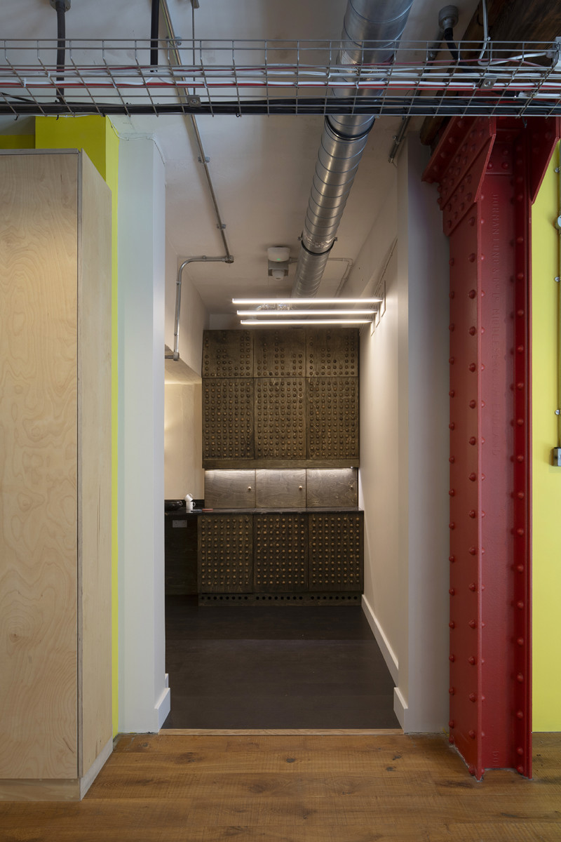 25-43-03a-shad-thames-view-towards-the-bar-close-up